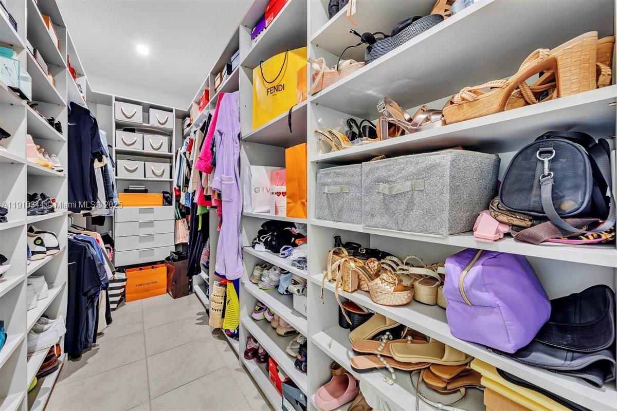 DOWNTOWN DORAL SOUTH PHAS - Residential