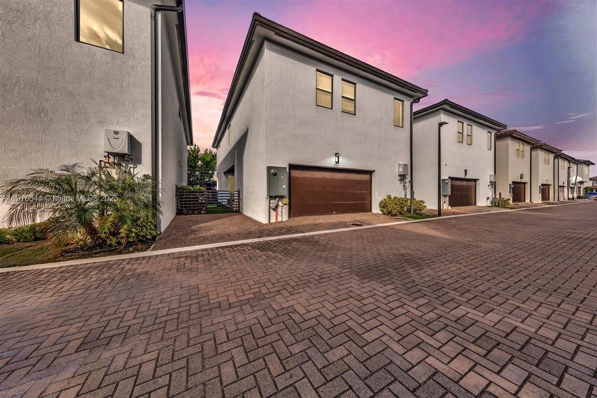 DOWNTOWN DORAL SOUTH PHAS - Residential