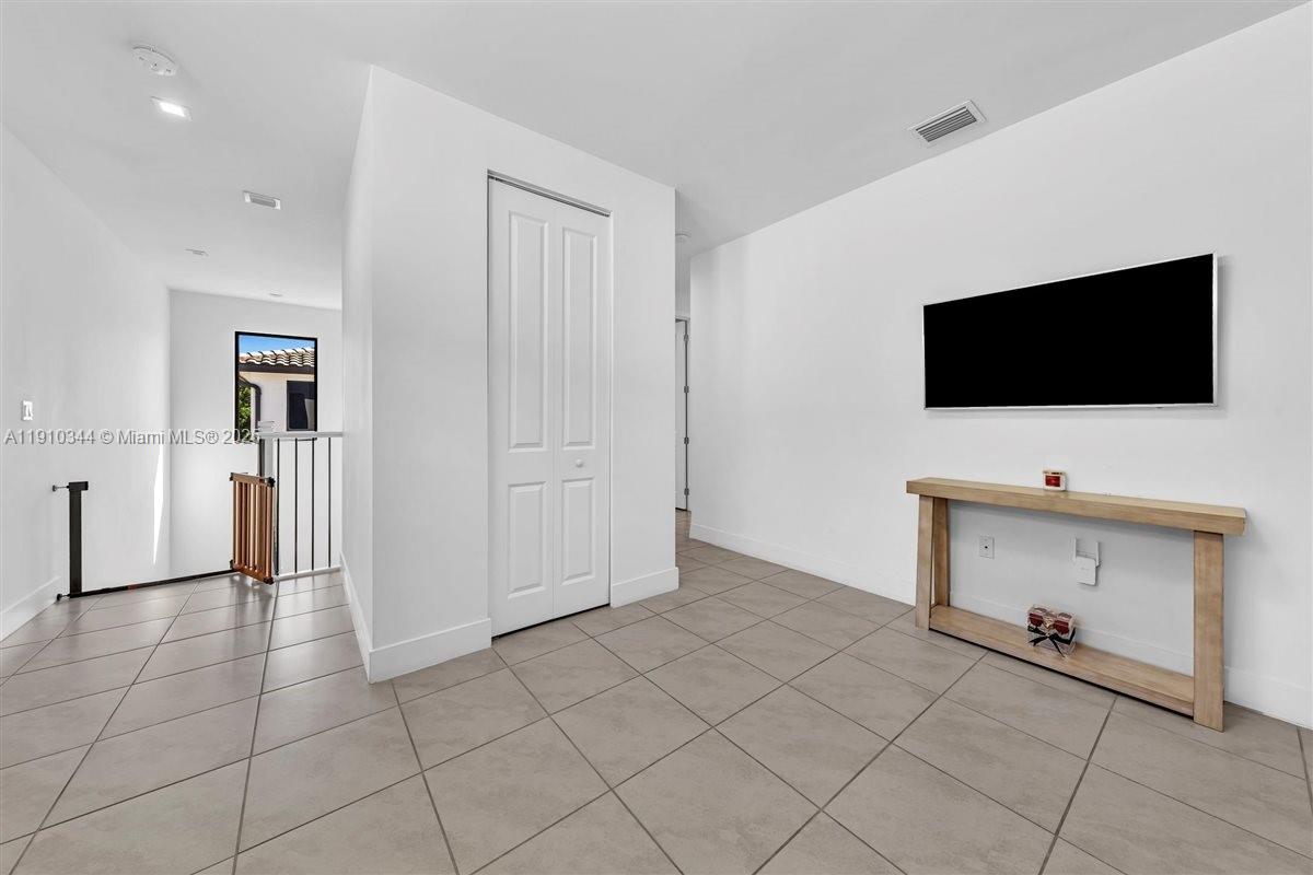 DOWNTOWN DORAL SOUTH PHAS - Residential