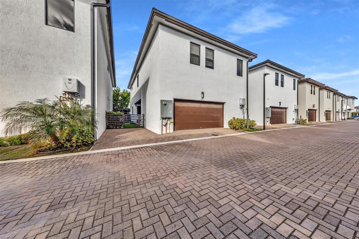 DOWNTOWN DORAL SOUTH PHAS - Residential