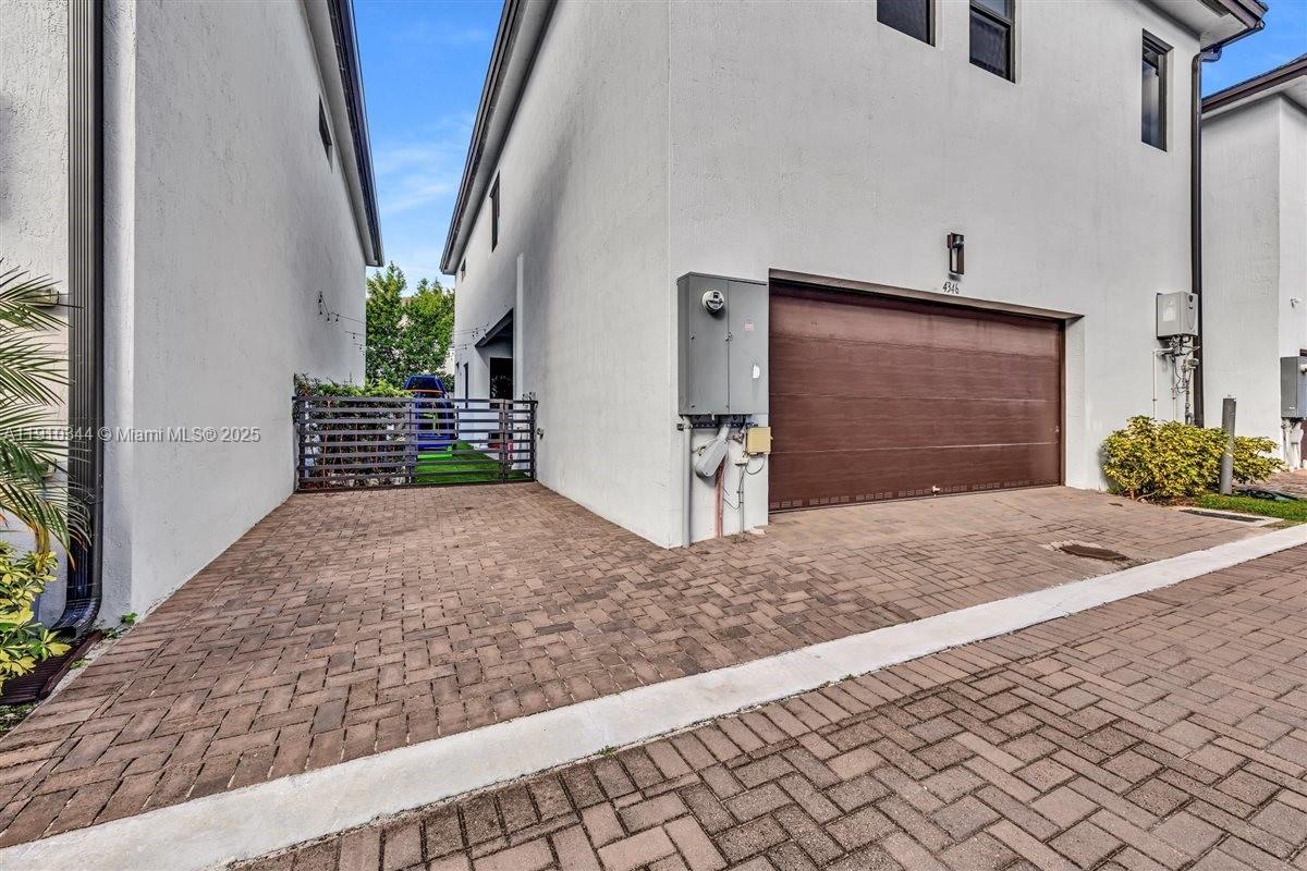 DOWNTOWN DORAL SOUTH PHAS - Residential