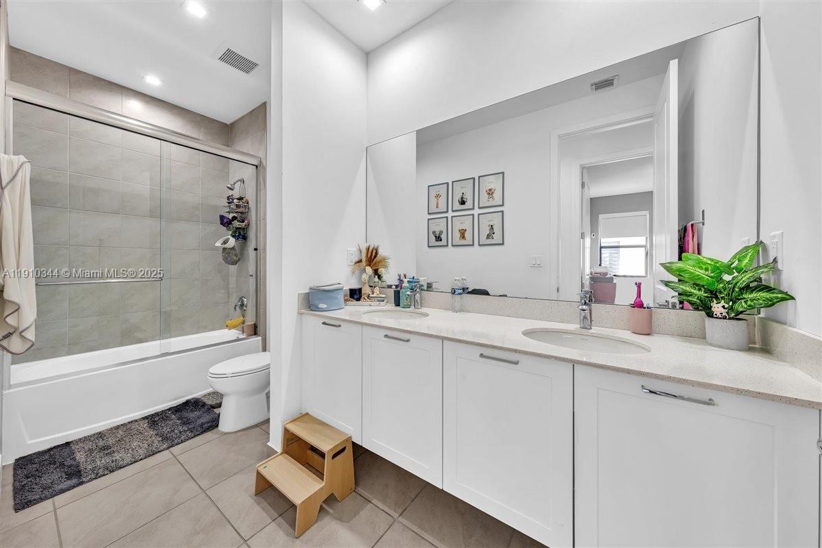 DOWNTOWN DORAL SOUTH PHAS - Residential