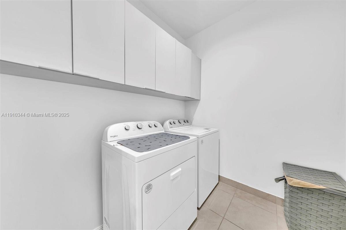 DOWNTOWN DORAL SOUTH PHAS - Residential