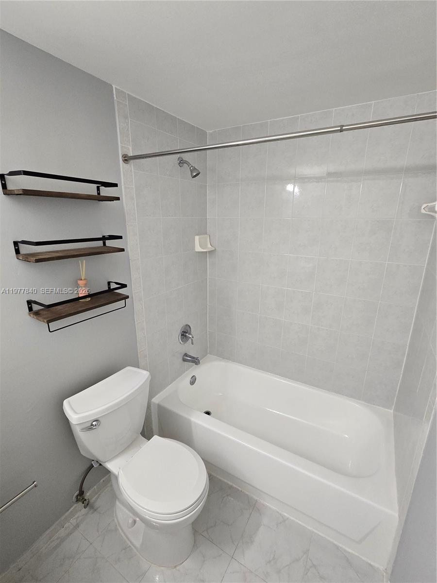 DADELAND COVE SEC 2 - Residential Lease