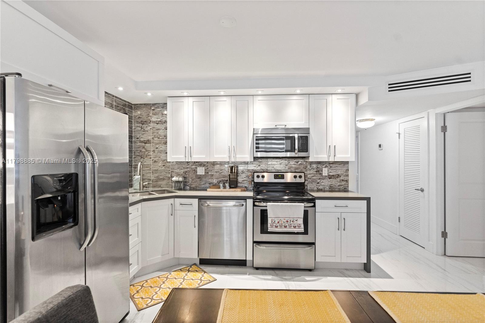 6039 Collins Ave 521