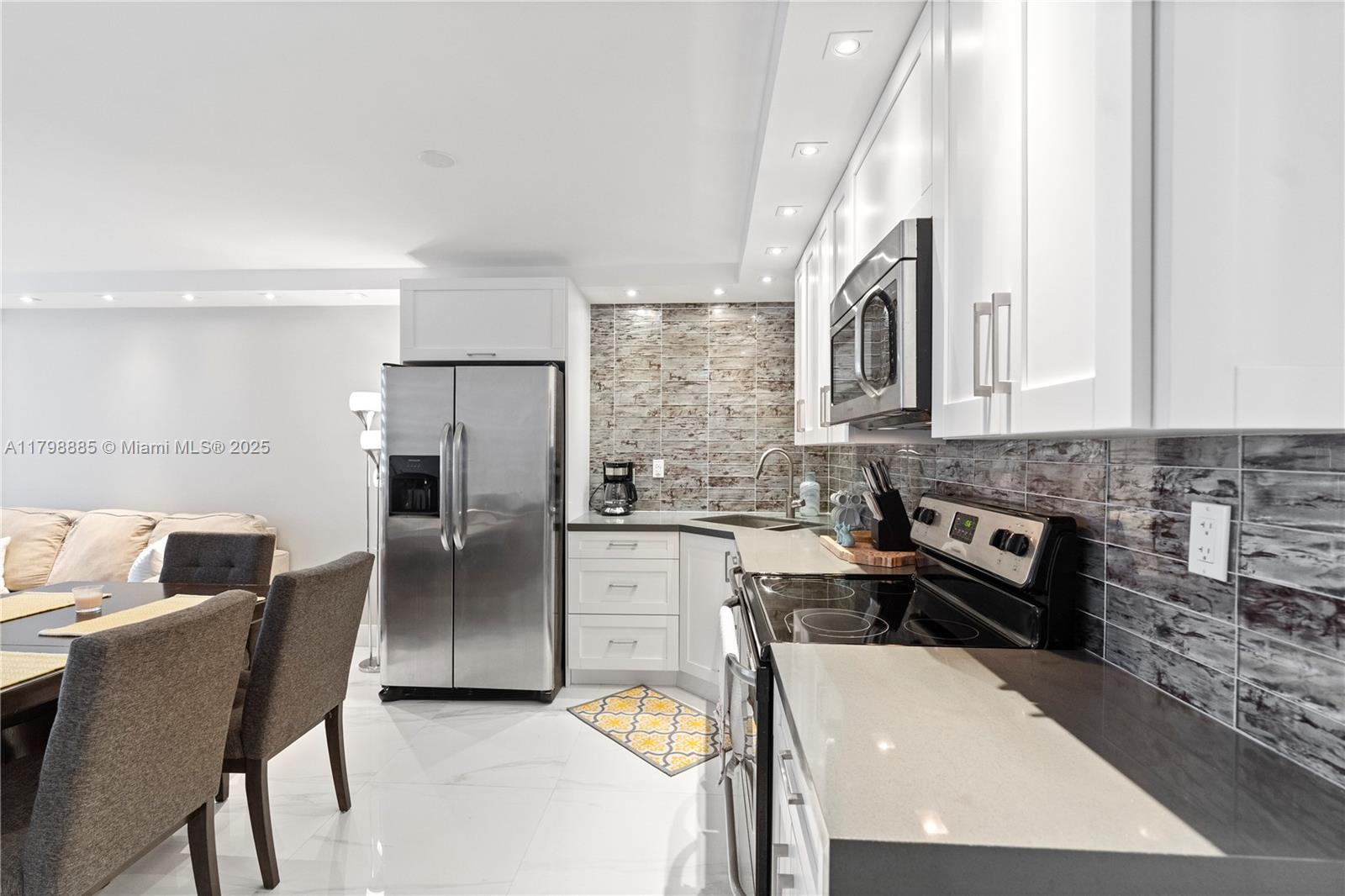 6039 Collins Ave 521