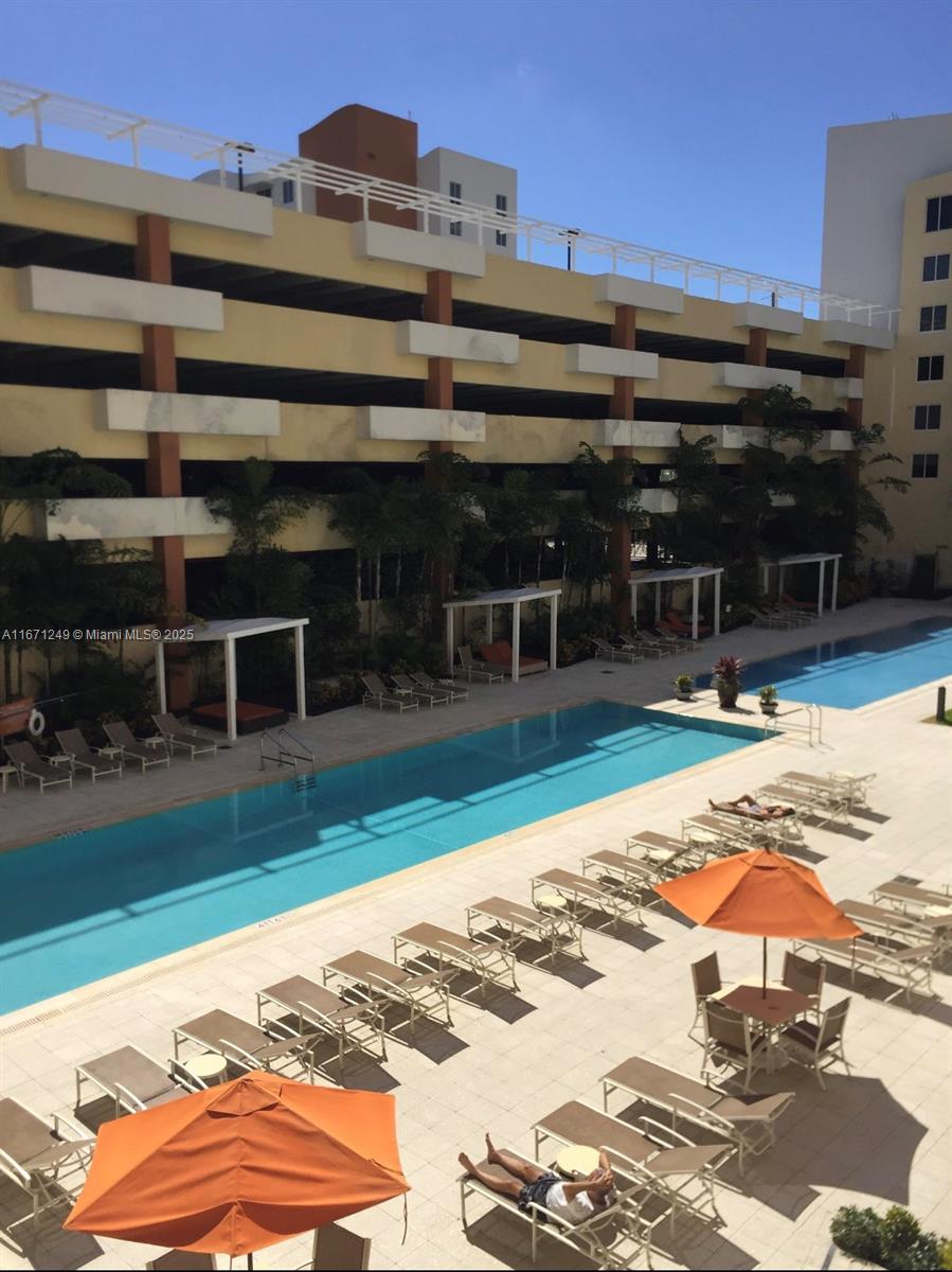 nice 2/2 unit with lots of great building amenities in the heart of Aventura .