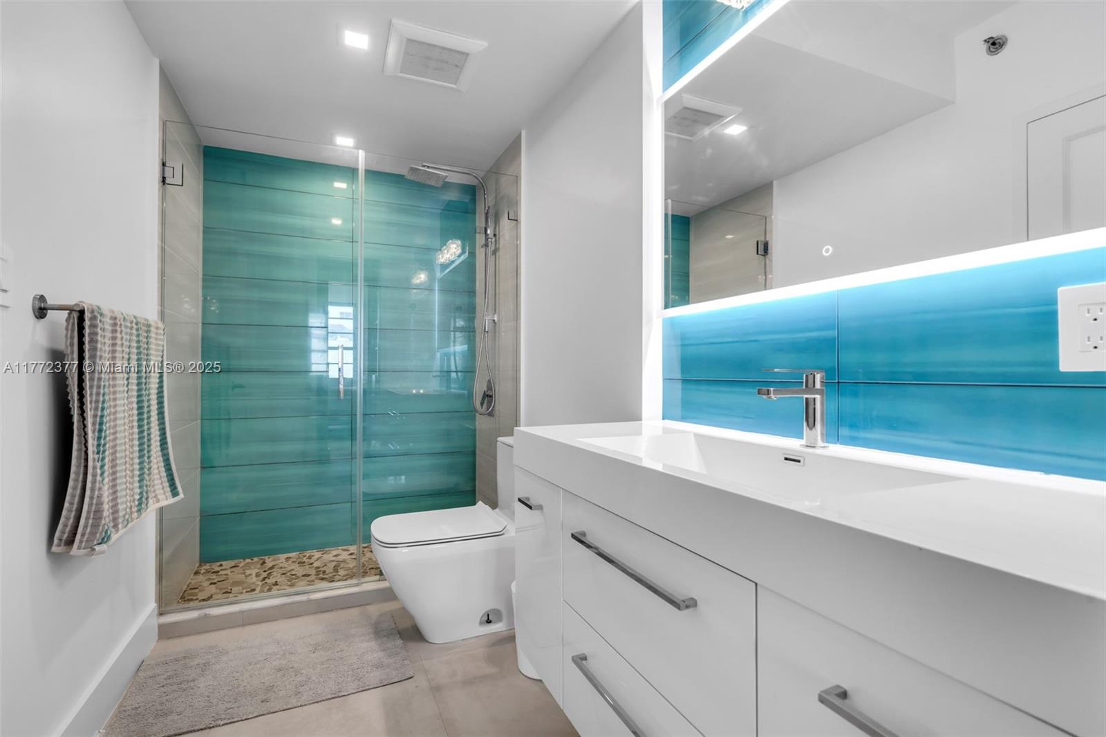 THE DECOPLAGE CONDO - Residential