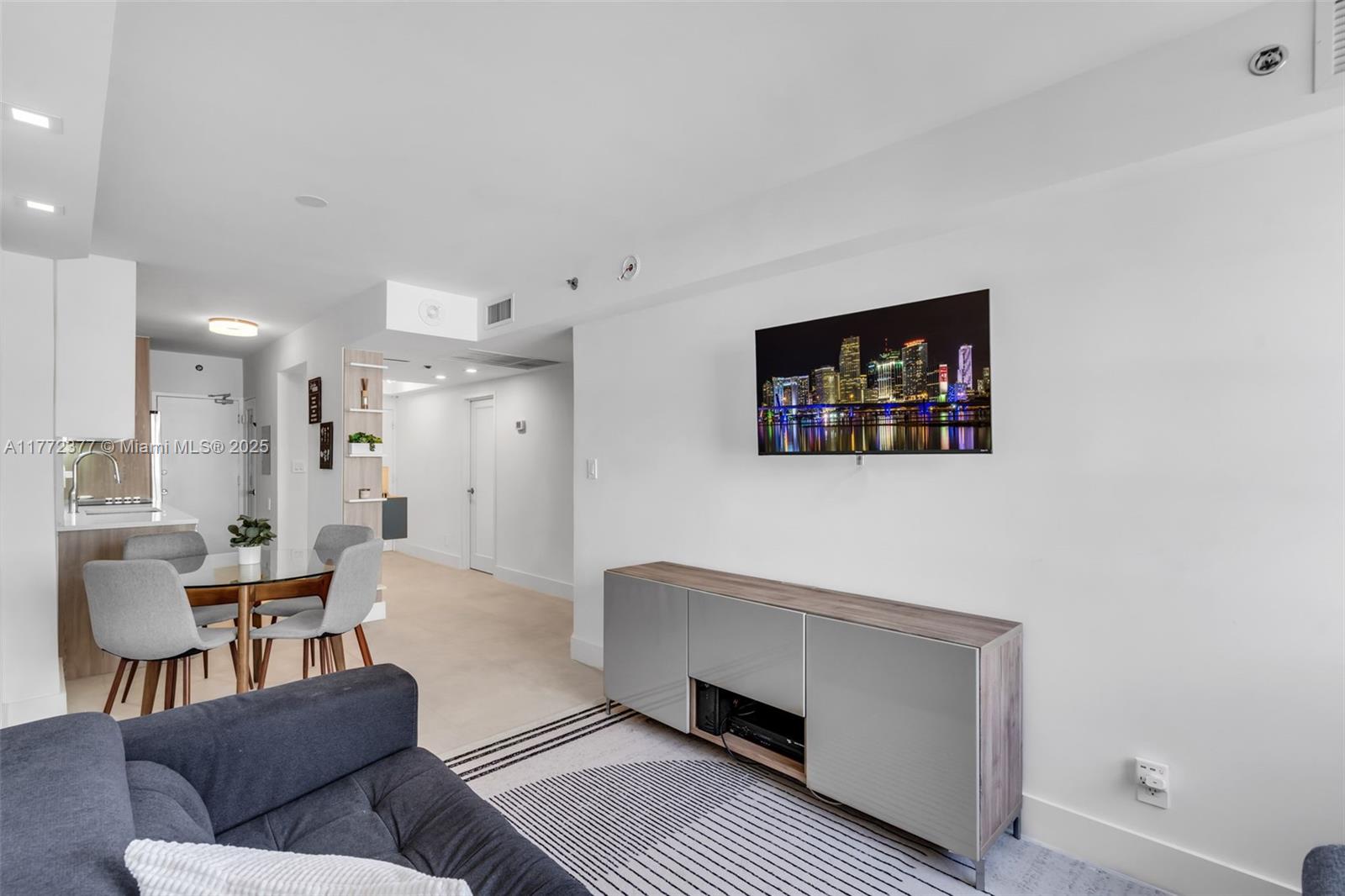 THE DECOPLAGE CONDO - Residential