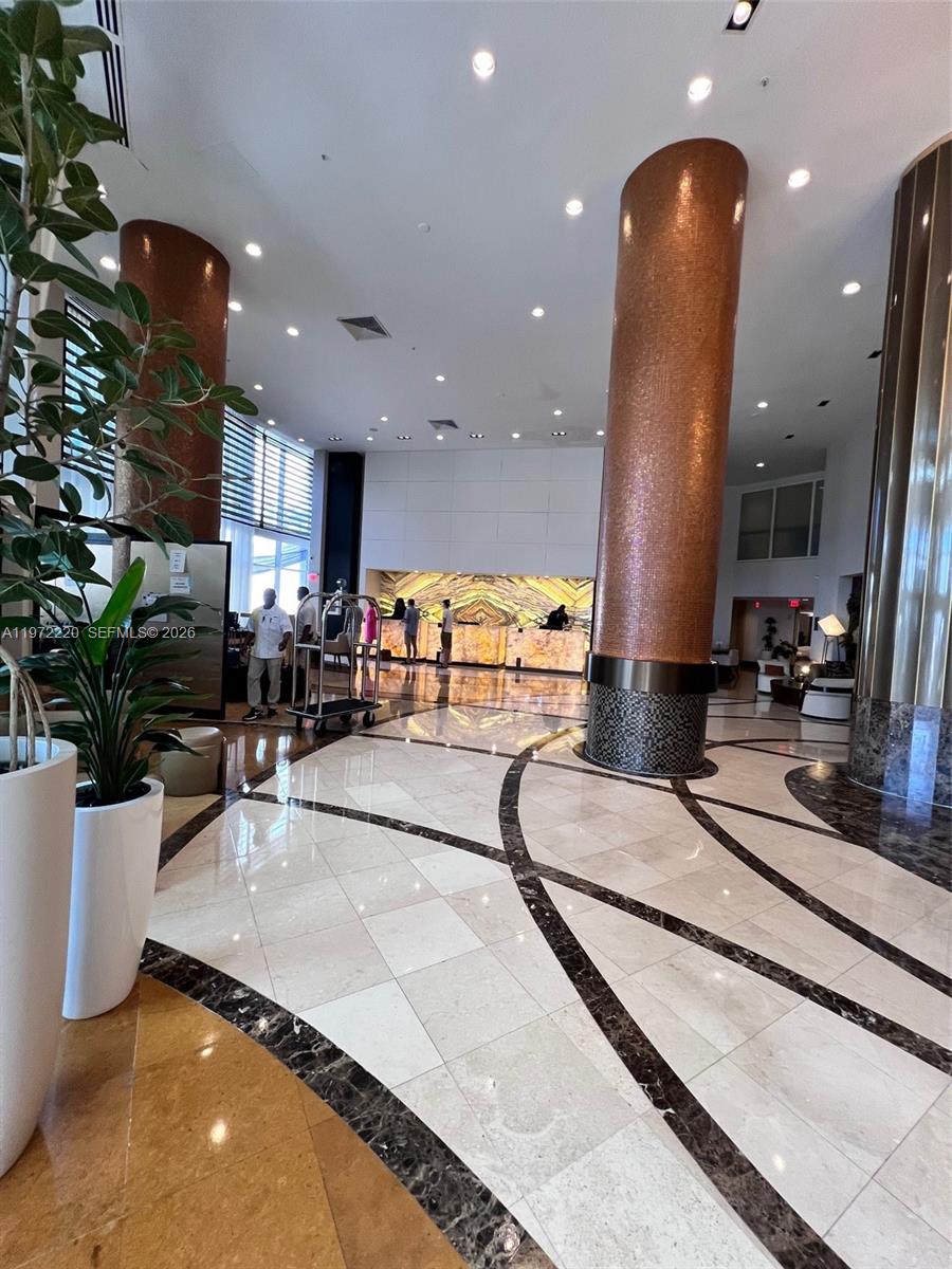 TRUMP INTERNATIONAL SONES - Residential