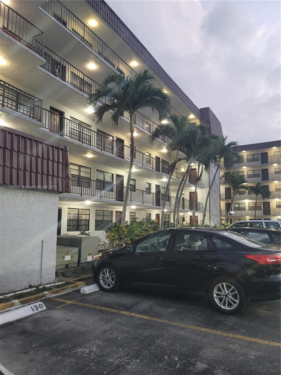 1325 W 68th St 417, Hialeah, Miami-Dade County, Florida - 1 Bedrooms  
1 Bathrooms - 