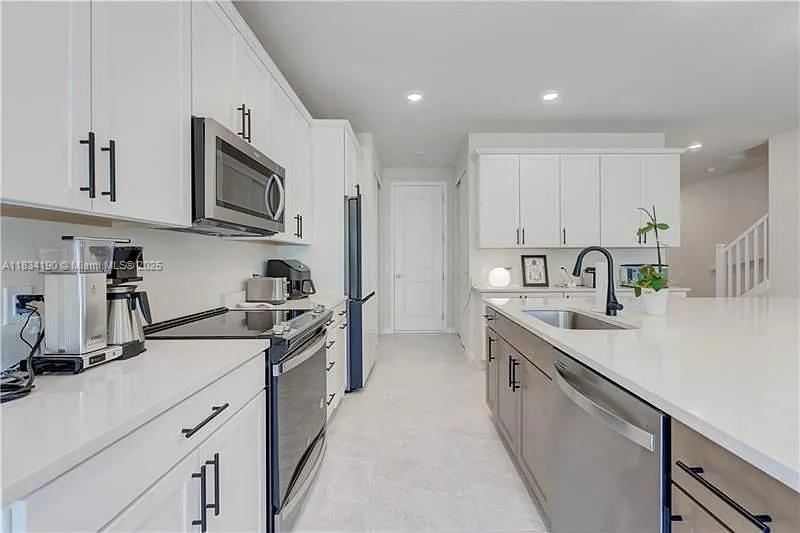 Beautiful 3-bedroom, 2.5-bathroom townhouse with a 2-car garage, located in the highly sought-after community of The Fields at Gulfstream Polo in Lake Worth.
This gated community offers a prime location close to new restaurants, shops, the Turnpike, and just minutes from the Equestrian showgrounds and local amenities.
The home features impact windows and doors, a modern open-concept kitchen, high ceilings, sleek tile flooring, stainless steel appliances, a laundry room, and has been impeccably maintained.