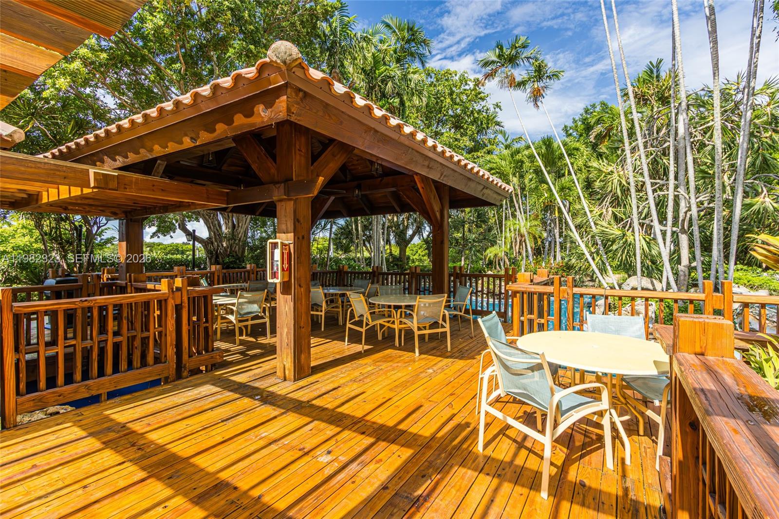 TOWERS OF QUAYSIDE CONDO - Residential