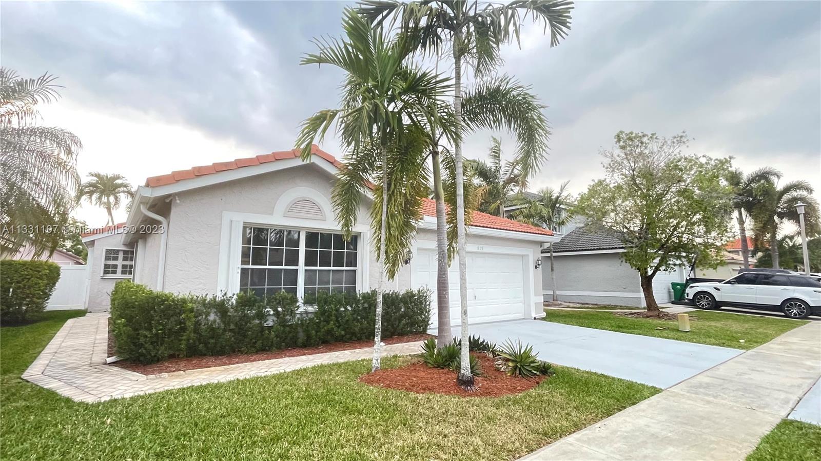 Spectacular house with large kitchen and family room, located west of Miramar, spacious, calm and beautiful green areas to walk and play sports. It is close to large recreation parks, major supermarkets, clothing stores. Close to excellent public schools and organized access roads that connect with Interstate I75, Turnpike and Okeechobee road. The city of Miramar belongs to Broward County and is bordered to the south by Miami. It is located to the east approximately 30 minutes from Hollywood Beach