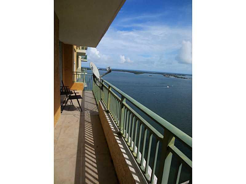FABULOUS 1BR/1BTH WITH A LARGE BALCONY. FACING THE BISCAYNE BAY AND THE CITY. GREAT LOCATION IN THE MIDDLE OF BRICKELL FINANTIAL DISTRICT. ACCESS TO PUBLIC TRANSPORTATION. 24 SECURITY BUILDING, RECENT REMODELED GYM,SAUNA, JACUZZI, POOL, TENNIS AND RACQU ETBALL COURTS, BUSINESS CENTER, PARTY ROOM, VALET, WITH ONE OF THE BEST RESTAURANTS, ON THE BAY.