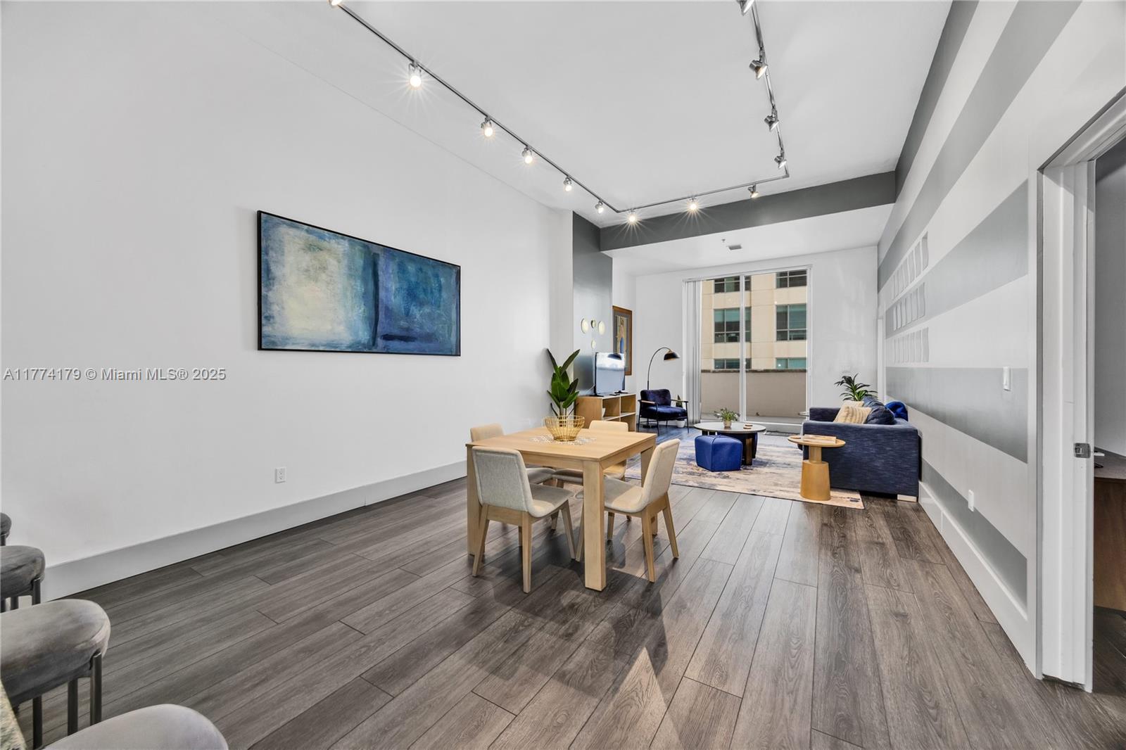 Property for Sale at 1200 Brickell Bay Dr 1406, Miami, Broward County, Florida - Bedrooms: 2 
Bathrooms: 1  - $675,000
