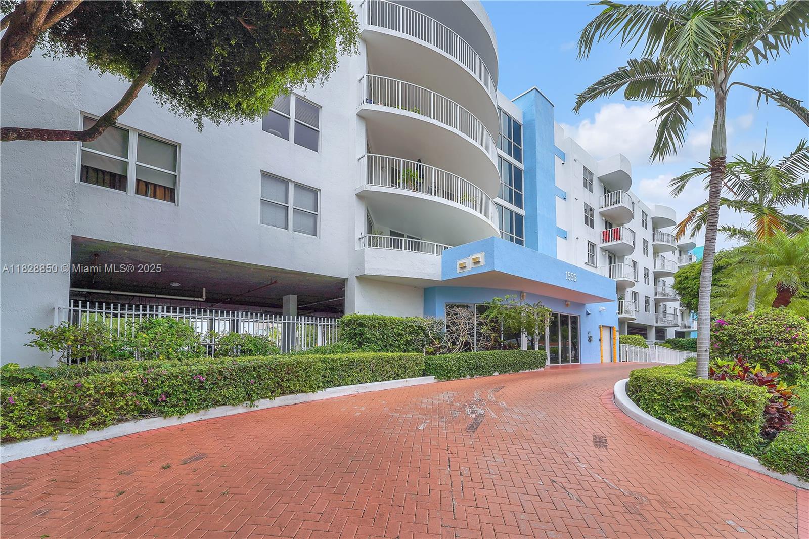 1555 N Treasure Dr 304
