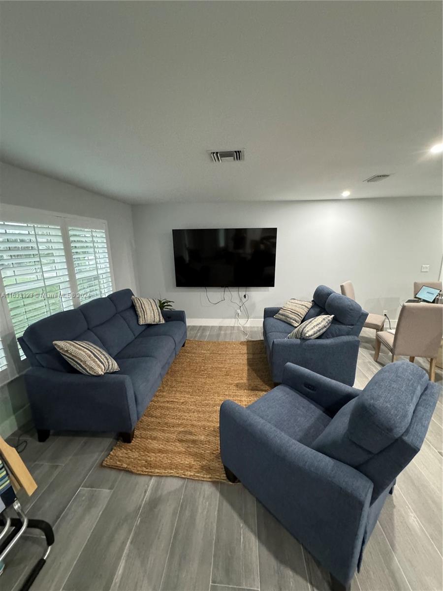 YACHT HARBOR MANOR - Residential Lease