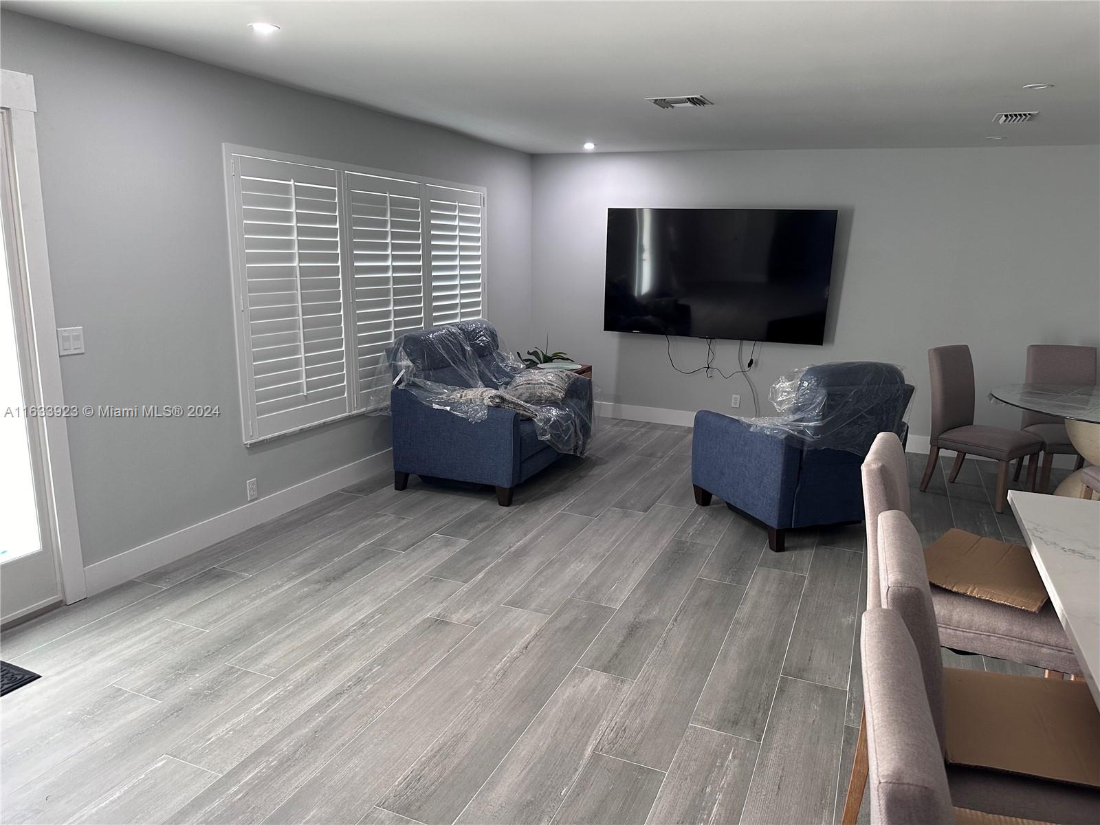 YACHT HARBOR MANOR - Residential Lease