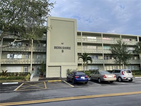 Condominium in Deerfield Beach FL 3033 Berkshire B.jpg