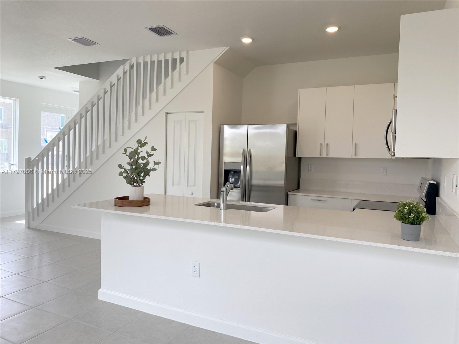 751 SE 14th ST .