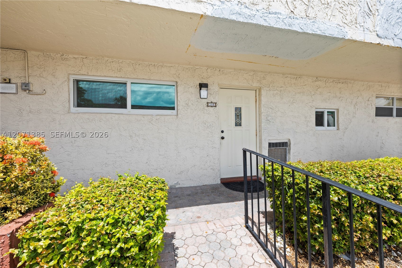 View photos, virtual tours, details... 811 S Hollybrook Dr 105