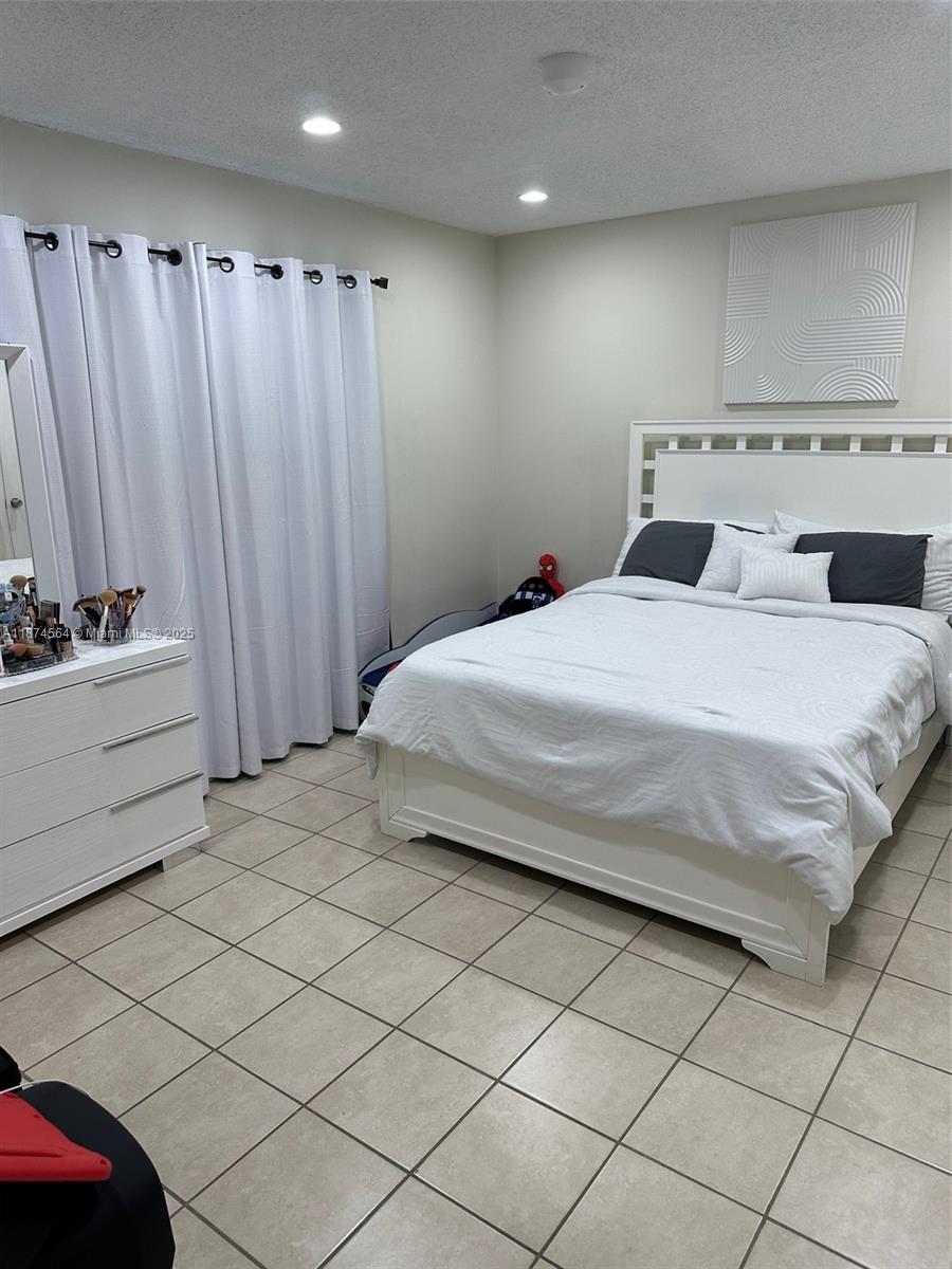 2 BEDROOM 2 BATH REMODELED APARTMENT, NEW CENTRAL A/C, NEW WATER
HEATER, TILE FLOORS, STAINLESS STEEL APPLIANCES, LARGE CLOSETS, SCREENED BALCONY, GATED COMMUNITY. CENTRALLY LOCATED NEAR US1, SHOPPING, SCHOOLS AND TRANSPORT.