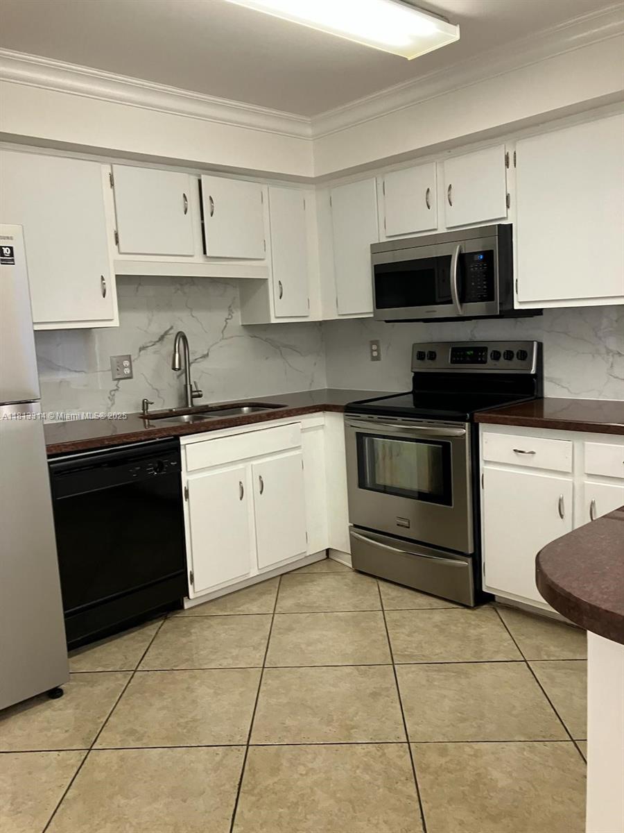 BLUE LAKE TOWNHOUSES COND - Residential Lease