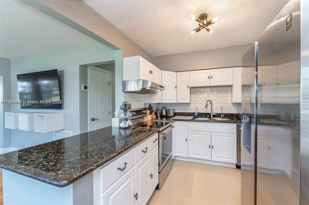 Photo of 412 SW 16th Ct, Fort Lauderdale, FL 33315 (MLS # A11325347)