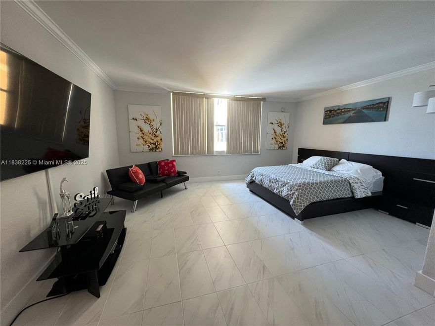 Beautiful Condominium unit located in the heart of hollywood beach  FL. Remodeled Unit and condominium building with the amenities you deserve. Amazing view , beach acces. Come Check this unit out and fall in love