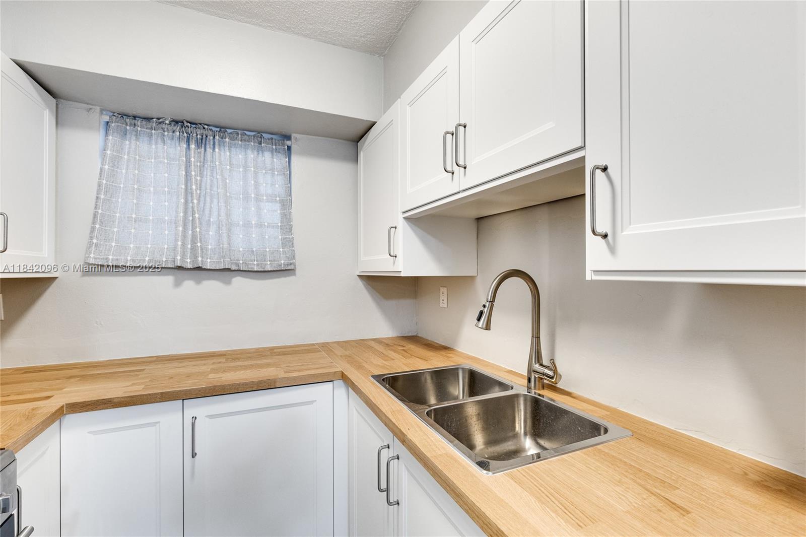2465 SW 18th Avenue 3208, Miami, FL, 33145/$280,000 3 2465 SW 18th Avenue 3208