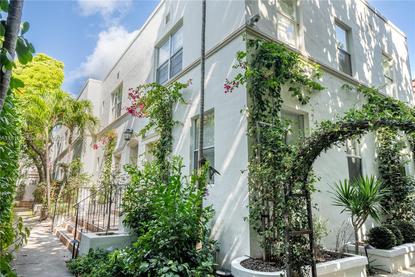 Rental Property at 726 Meridian Ave 5, Miami Beach, Miami-Dade County, Florida - Bedrooms: 2 
Bathrooms: 2  - $4,000 MO.
