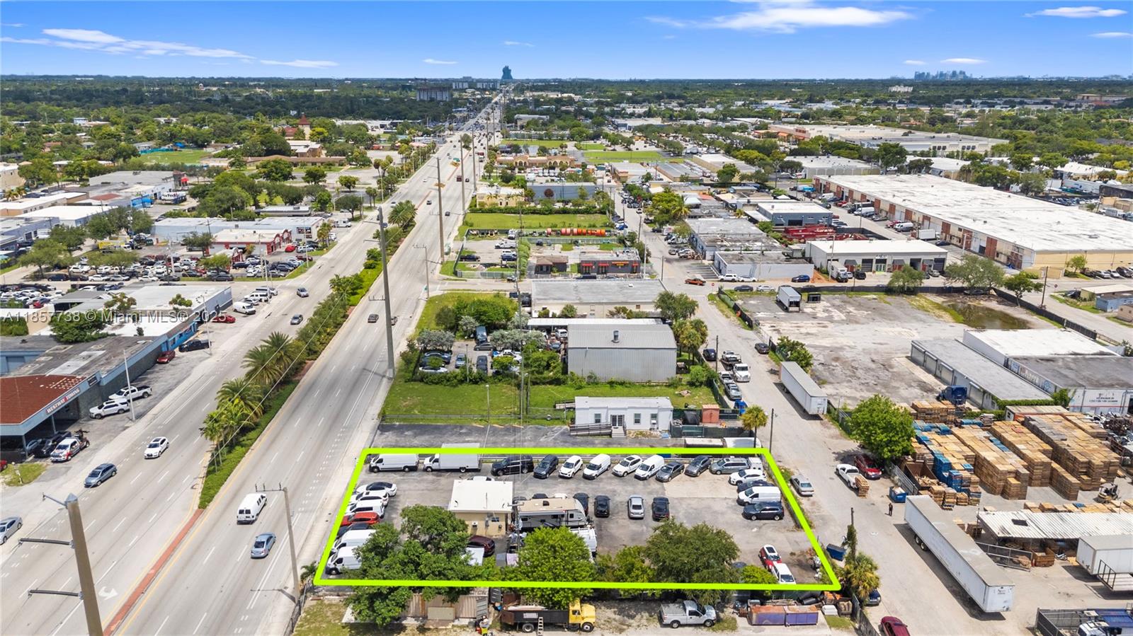 Main image without alt text