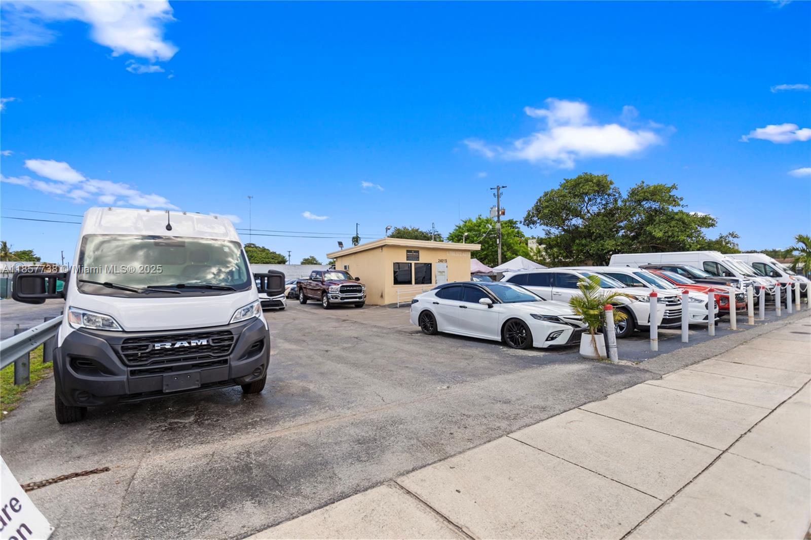 Main image without alt text