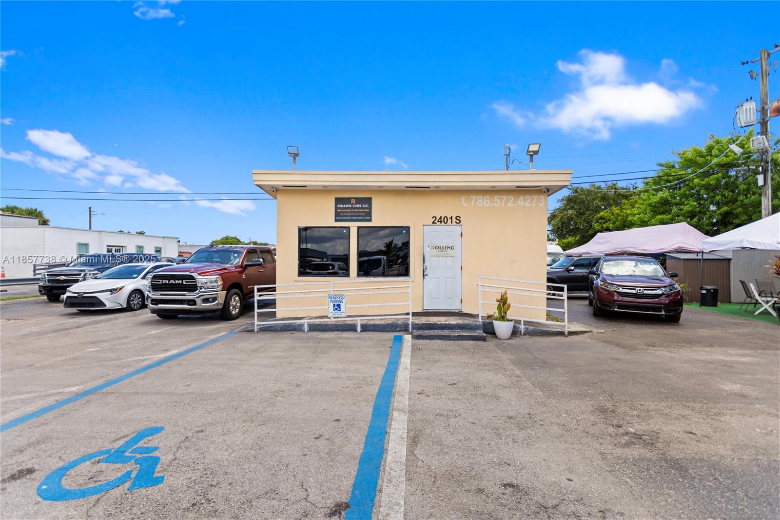 Main image without alt text