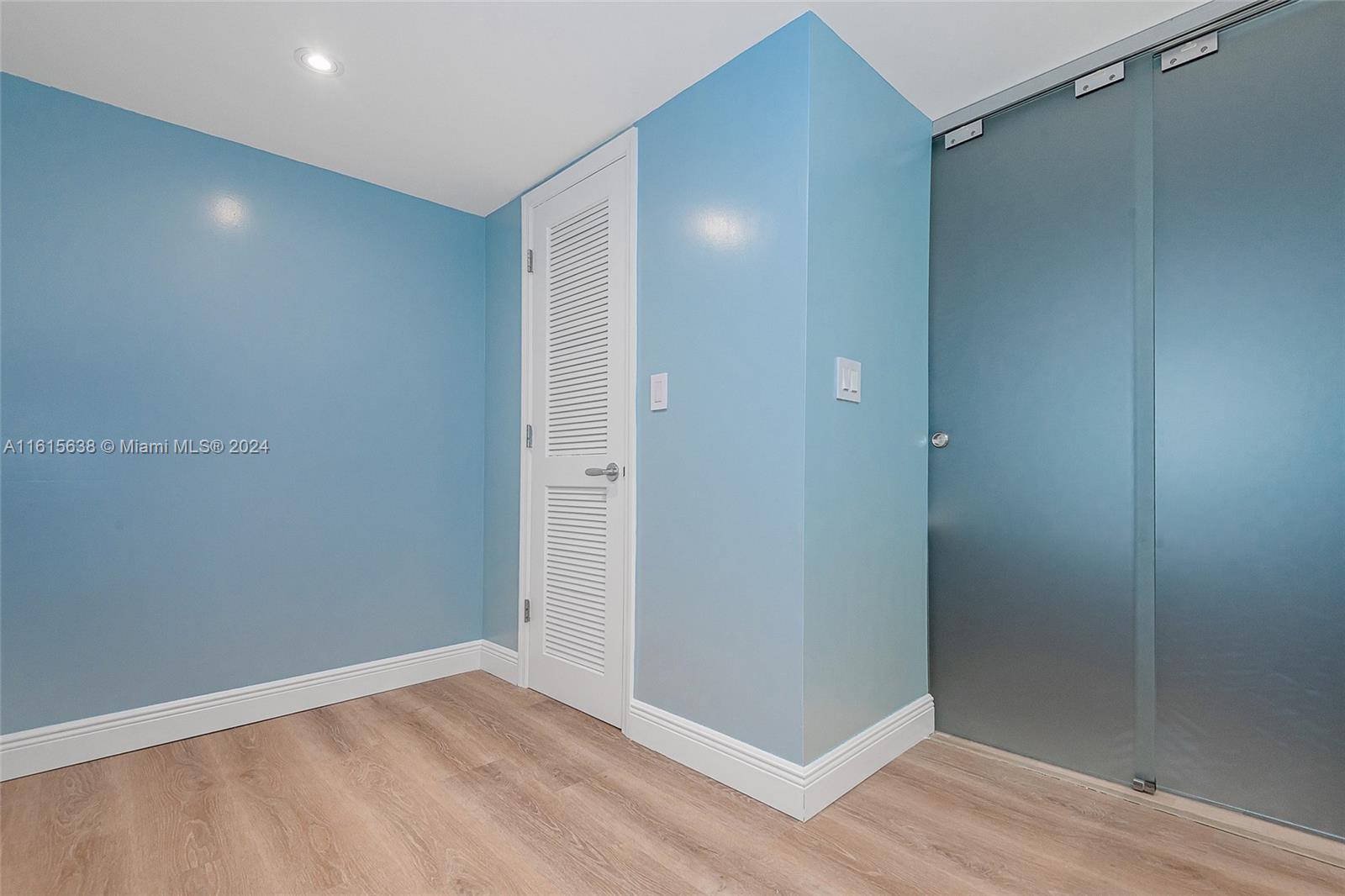 COMMODORE CLUB SOUTH COND - Residential