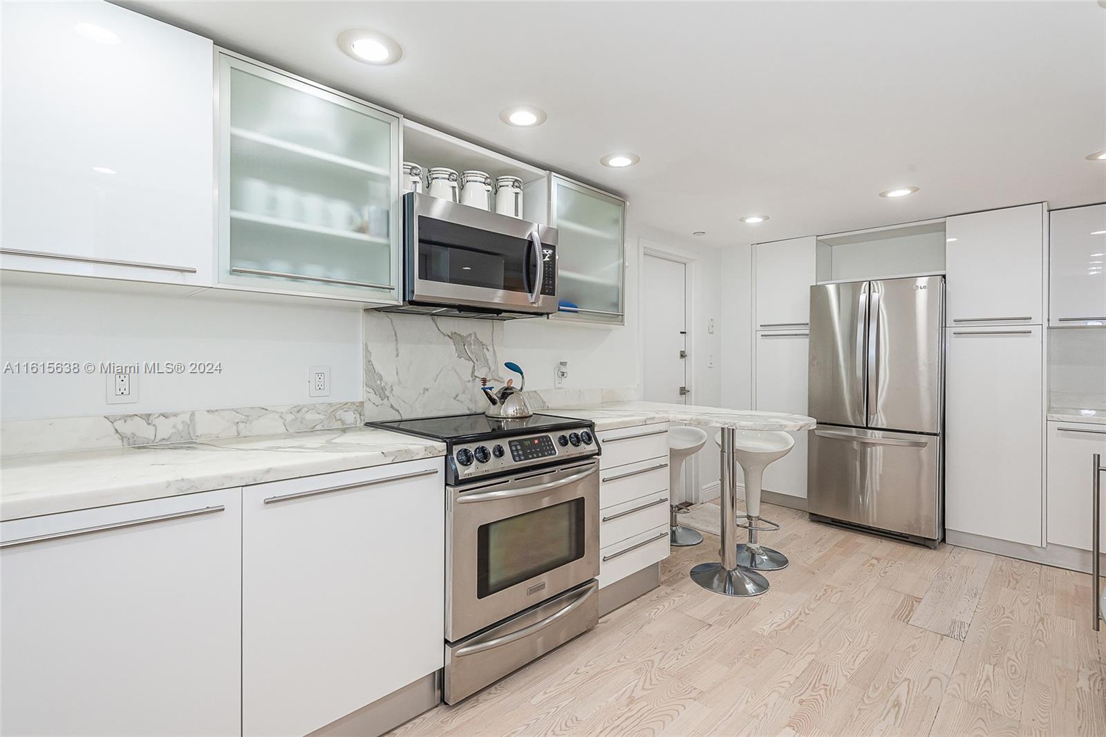 COMMODORE CLUB SOUTH COND - Residential