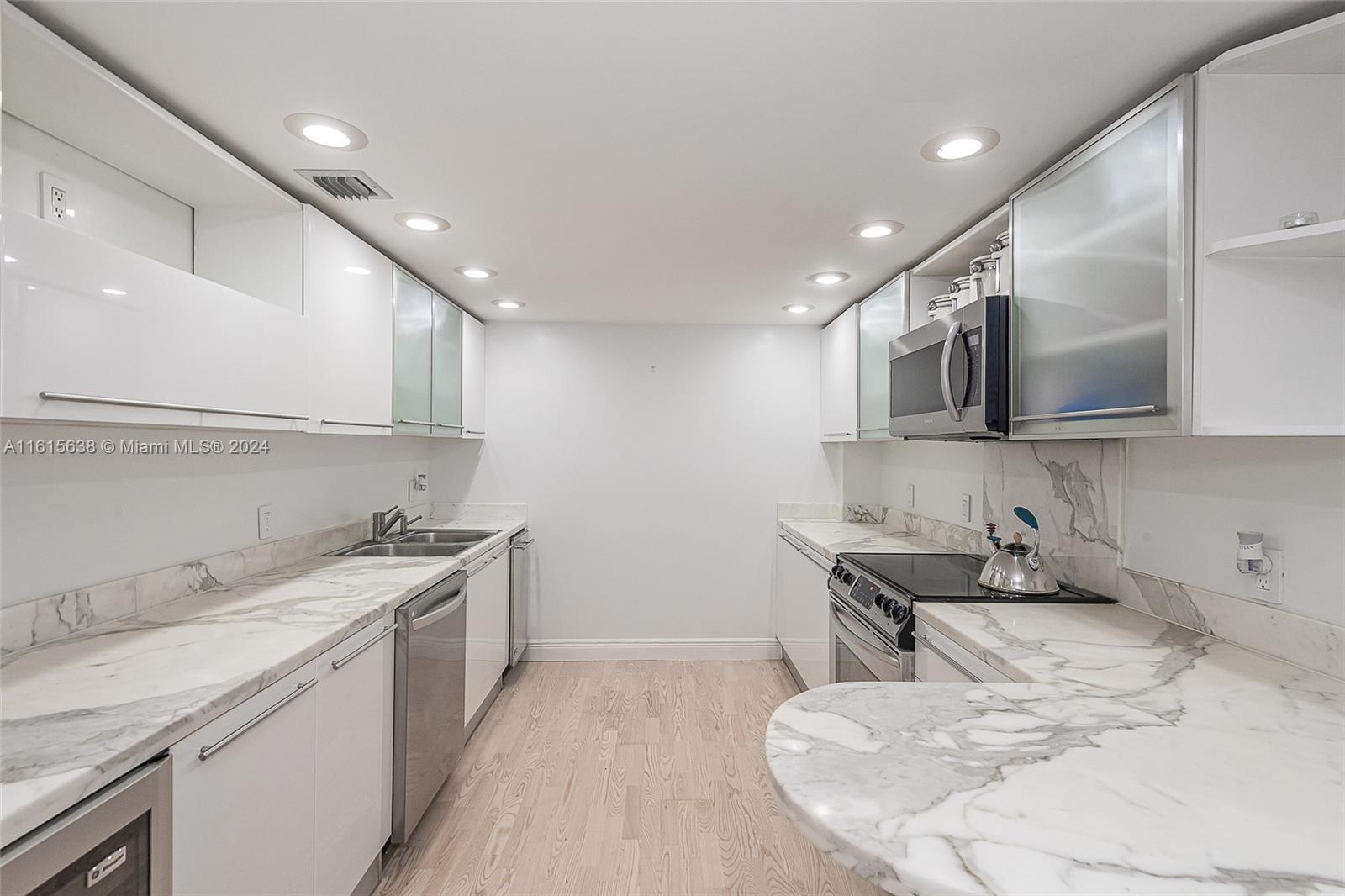 COMMODORE CLUB SOUTH COND - Residential