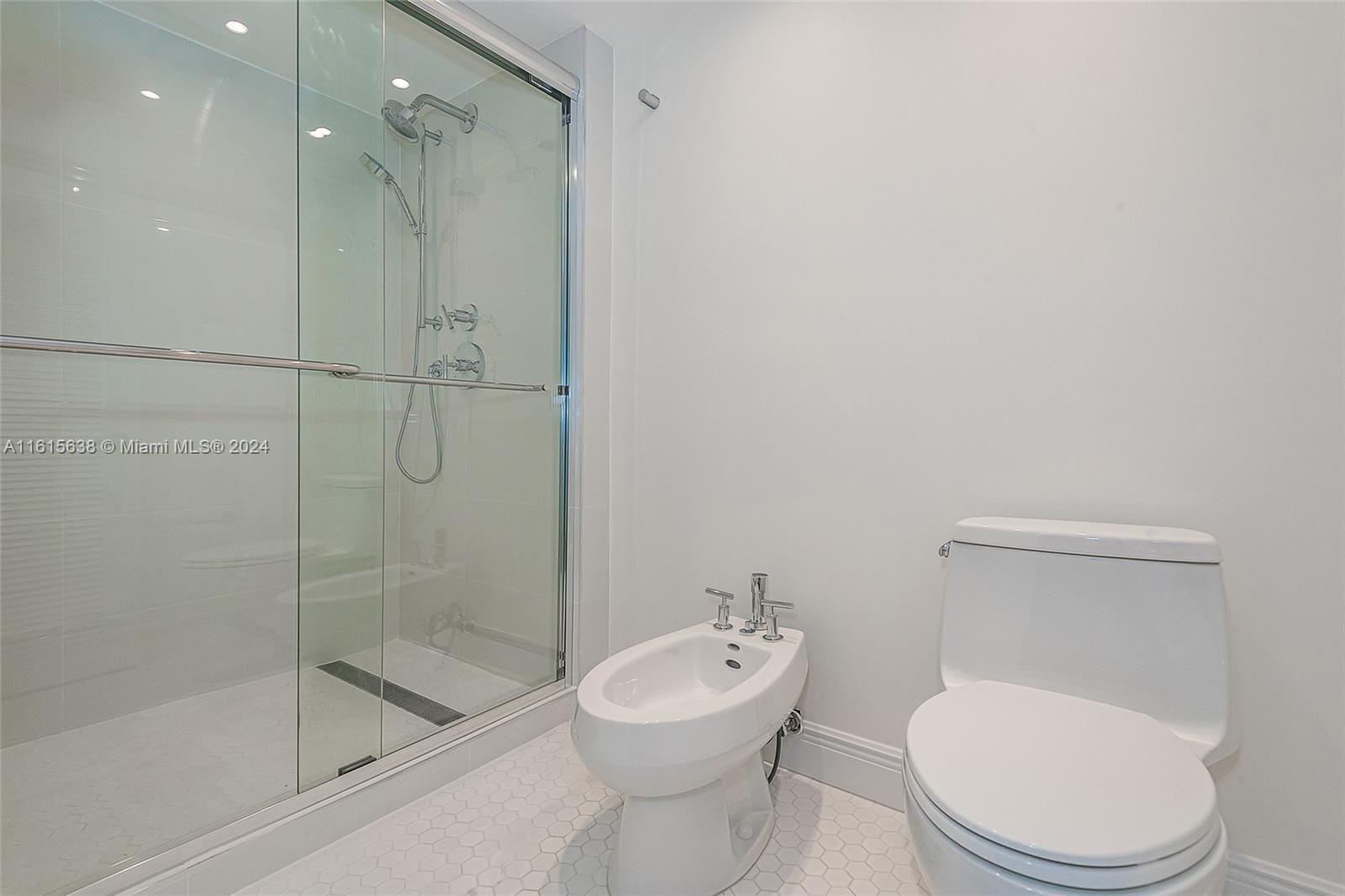 COMMODORE CLUB SOUTH COND - Residential