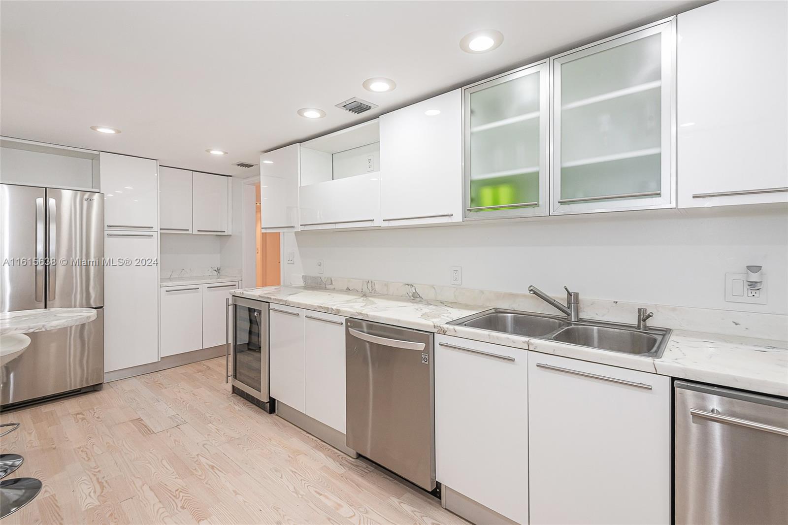 COMMODORE CLUB SOUTH COND - Residential