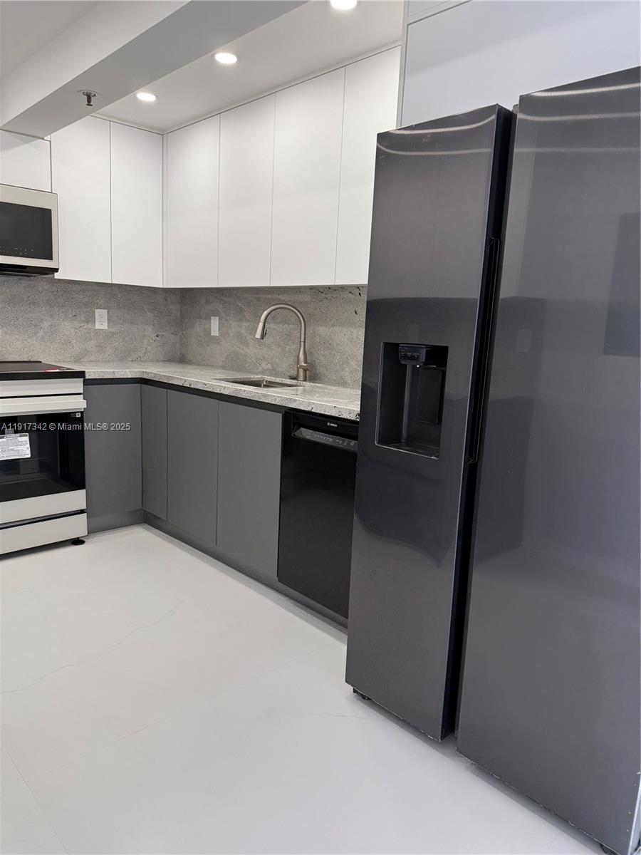 WINSTON TOWERS 600 CONDO - Residential