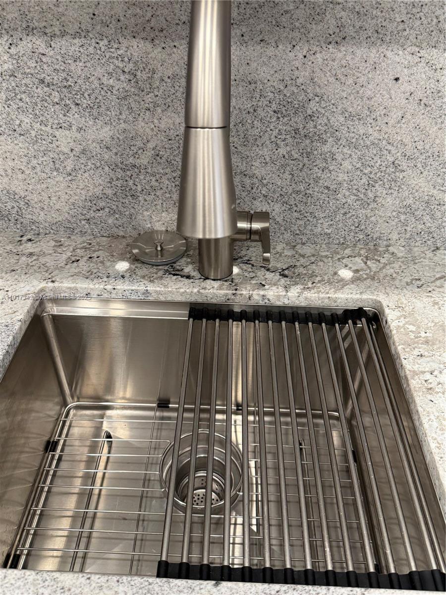 WINSTON TOWERS 600 CONDO - Residential