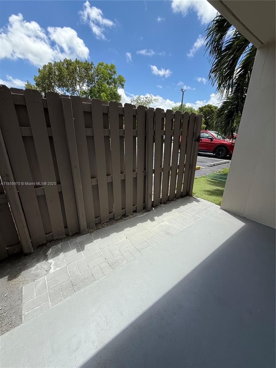 PEPPERMILL KENDALE LKS W - Residential Lease