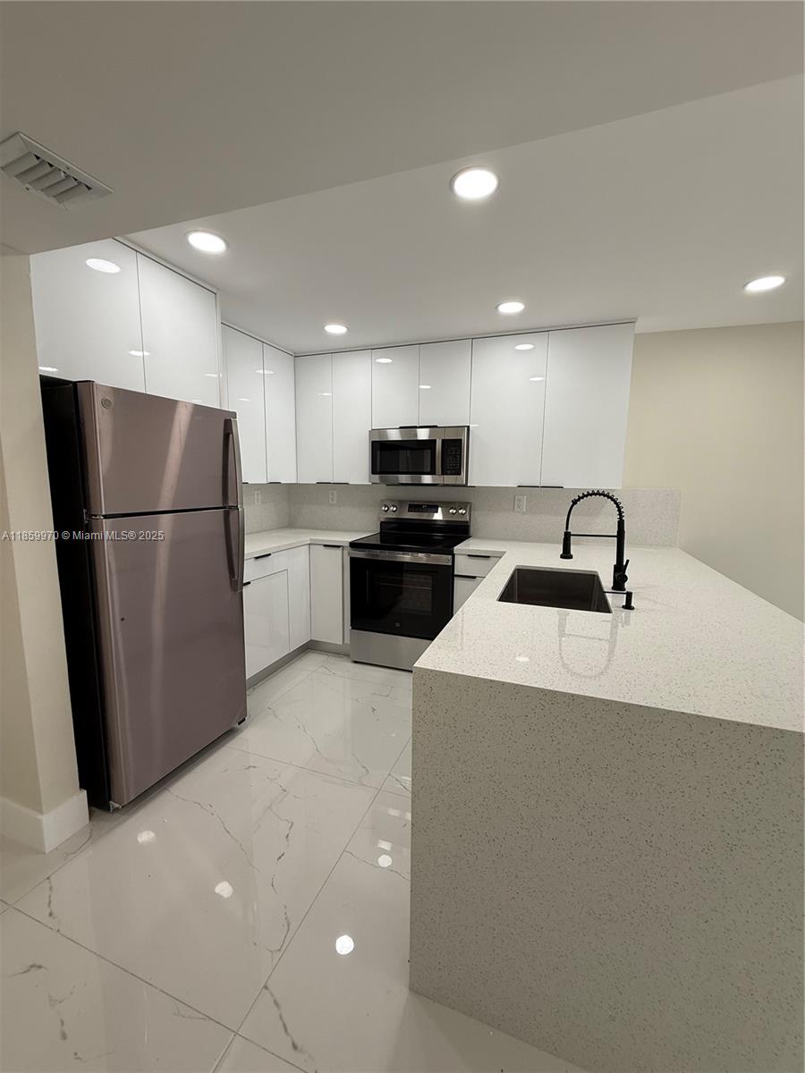 PEPPERMILL KENDALE LKS W - Residential Lease