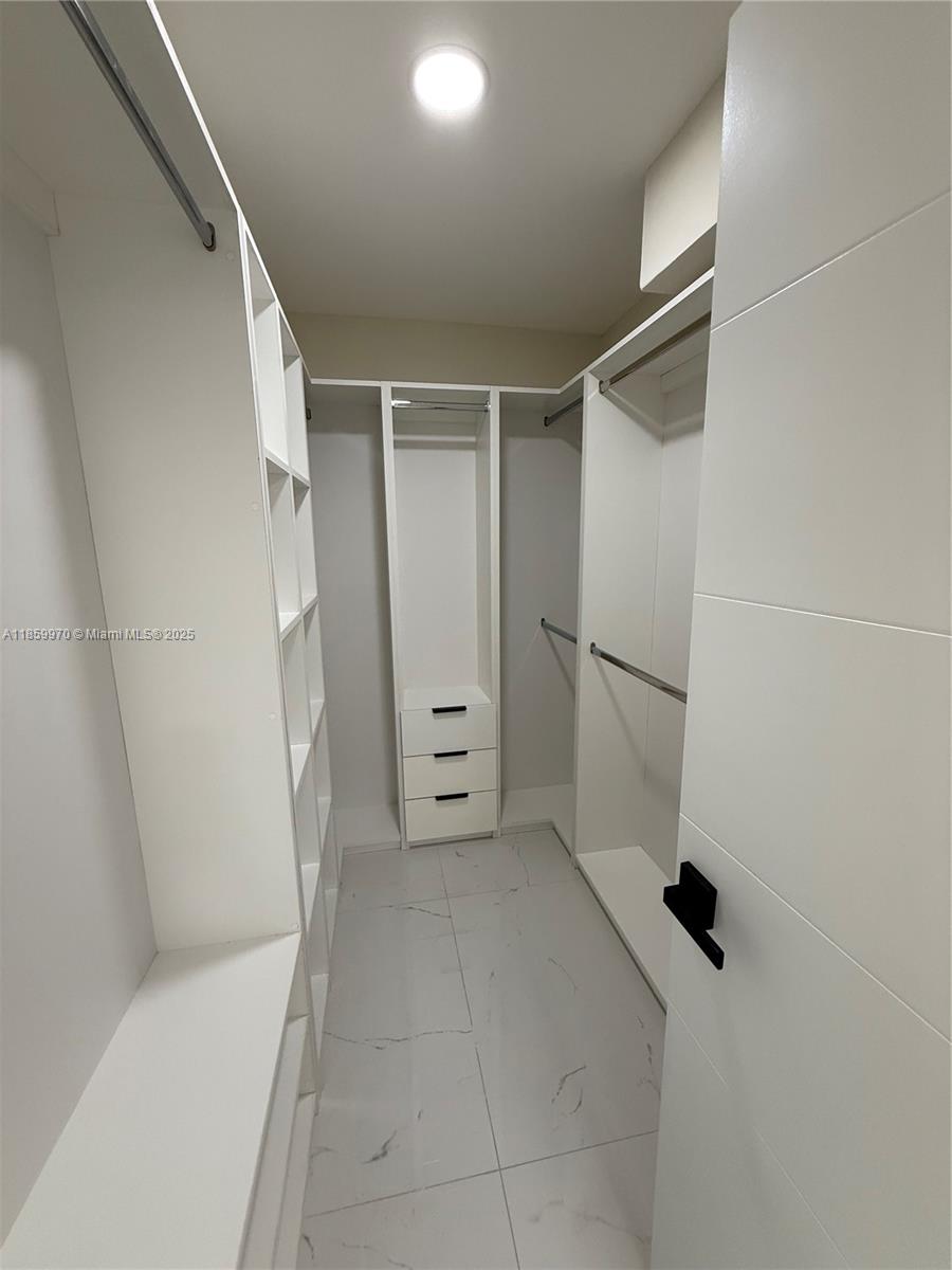 PEPPERMILL KENDALE LKS W - Residential Lease