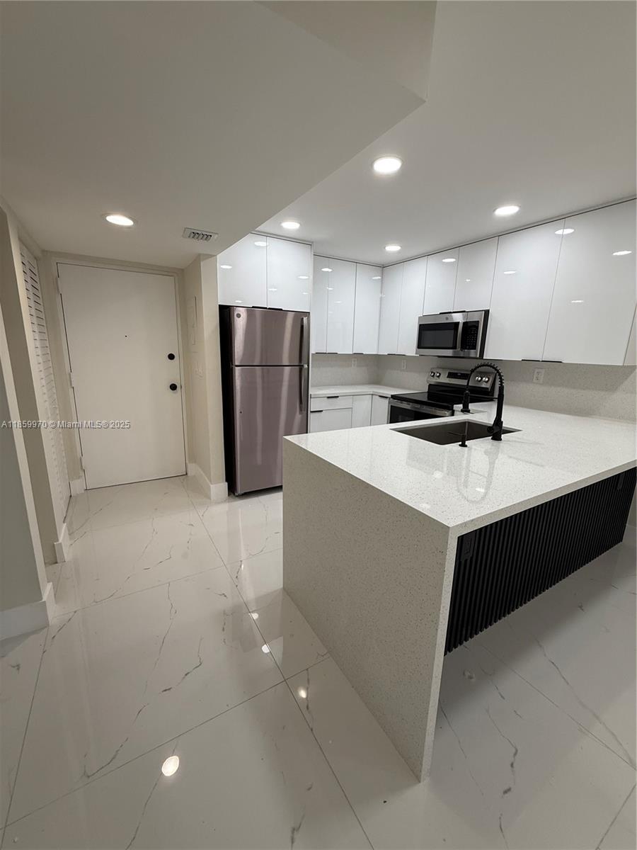 PEPPERMILL KENDALE LKS W - Residential Lease