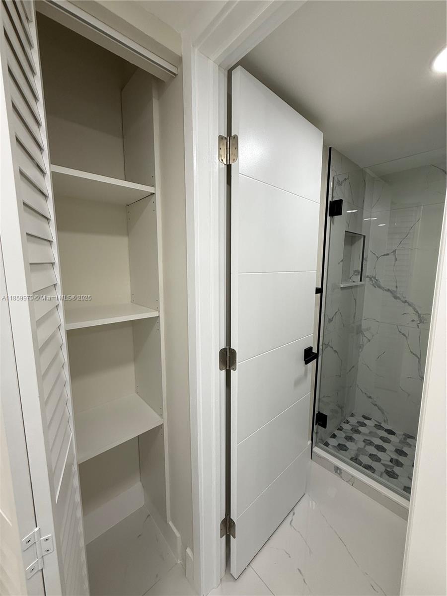 PEPPERMILL KENDALE LKS W - Residential Lease