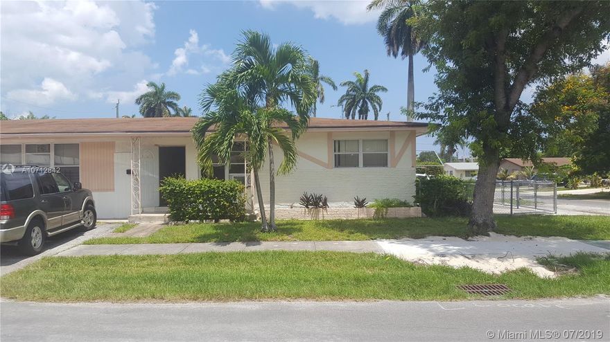 Lovely 2/1 corner duplex in good condition with Refrigerator, Electric range, Microwave on first floor near I95.
Only two miles away from Hallandale beach. A must see!