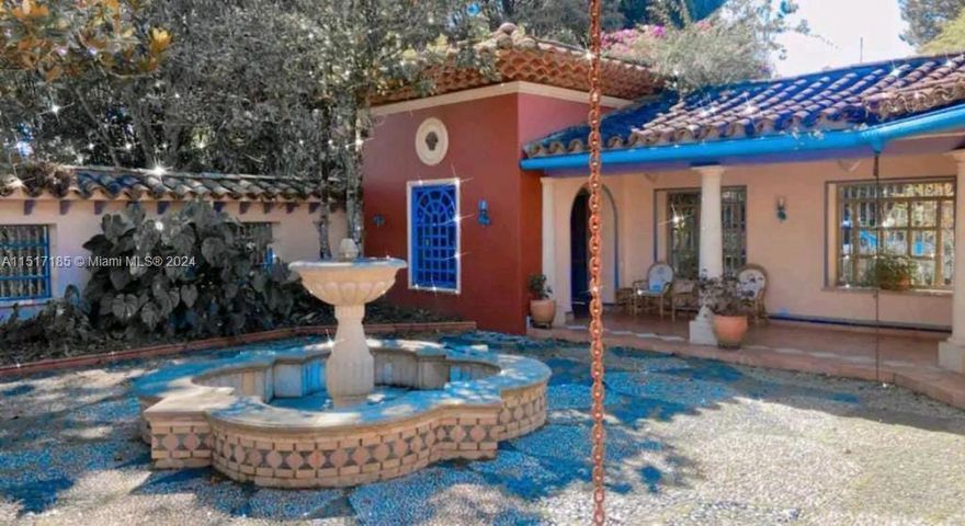 Beautiful large tract of land near Medellin Airpprt in Ríonegro and short distante from mayor hospital in Medellin, Colombia. 

The size of the land opens up to many opportunities and options. Could be an ecological park or development area for nearby businesses and attractions. 

The property currently has six homes and structures and several restaurants, one of the restaurants is open amd in use at this time.

The property can be converted into single-family housing development.

It is currently in use as Airbnb