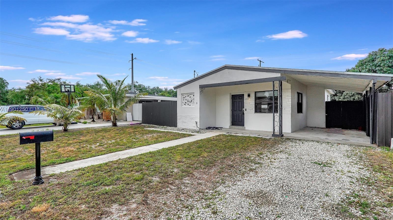 Spectacular cozy house, totally renovated, great location, near downtown Hollywood, Hard Rock Casino. Beautifull family residential neighborhood. Huge backyard, multiple space to park cars. Washer and dryer.2/1.